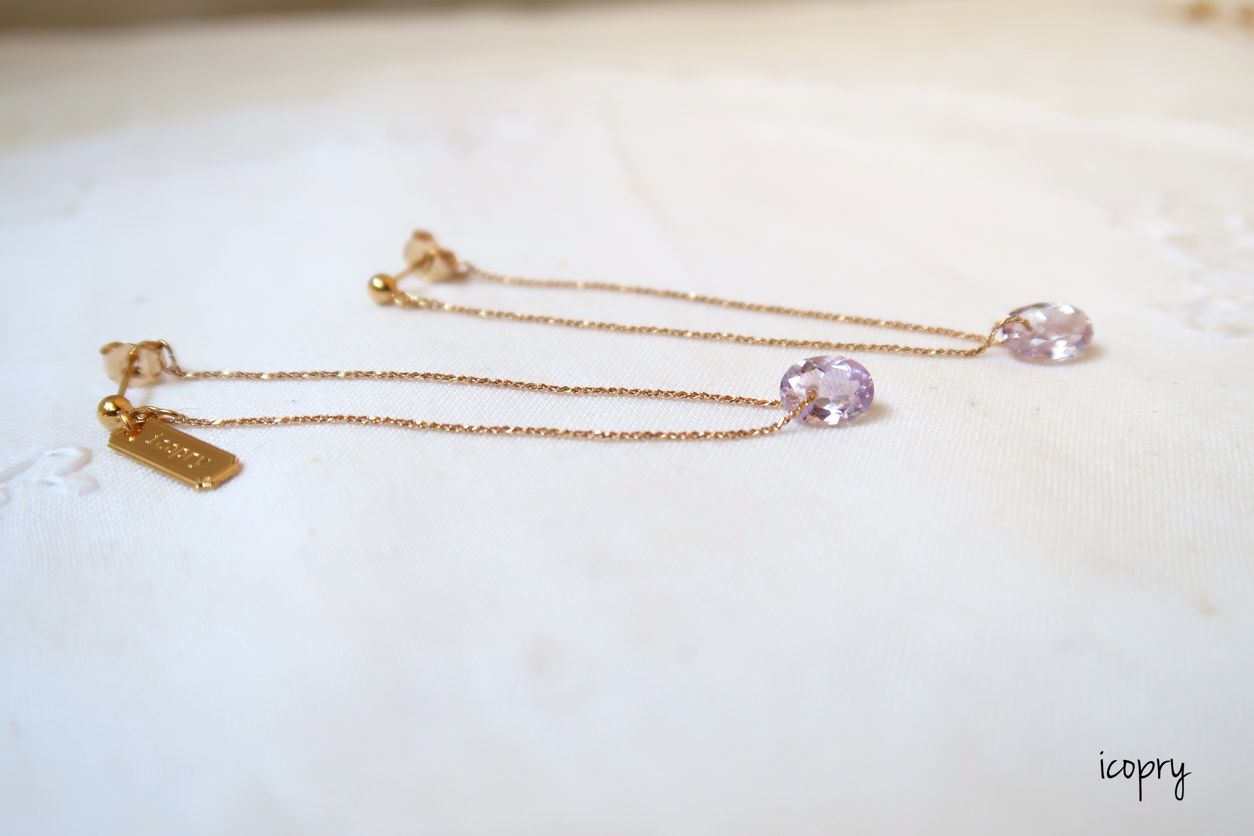 - branco -  揺れるピアス